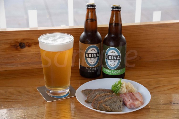 ジャガイモのお好み焼きのようなブランボラーク790円、ピルスナー480㎖990円など。