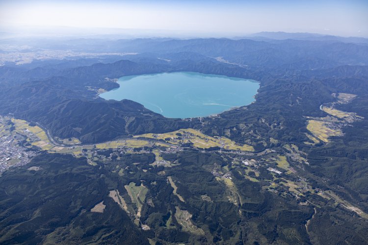 直径約6kmの田沢湖。最大深度423.4mで日本一深い湖だ。