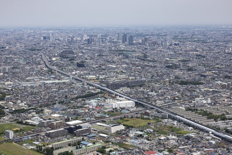 戸田市からさいたま市中央区へと続く首都高速埼玉大宮線の向こう側に、さいたま新都心のビル群が見える。