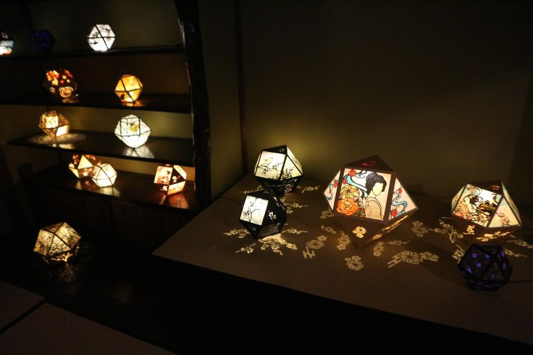 「倉敷切子灯篭」をモチーフに発展させた、倉敷光作所の「希莉光あかり（切子あかり）」。