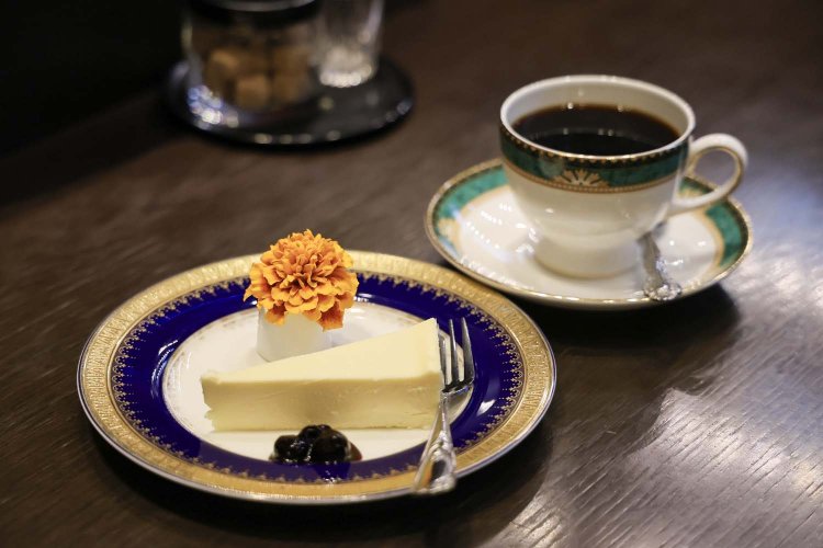 濃厚なレアチーズケーキとドリンクのセットは1500円。