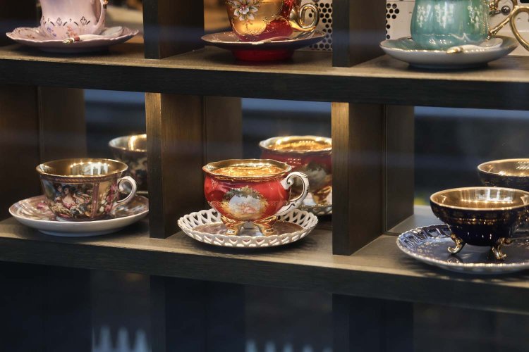 店頭にディスプレイされた美しい装飾のカップ。