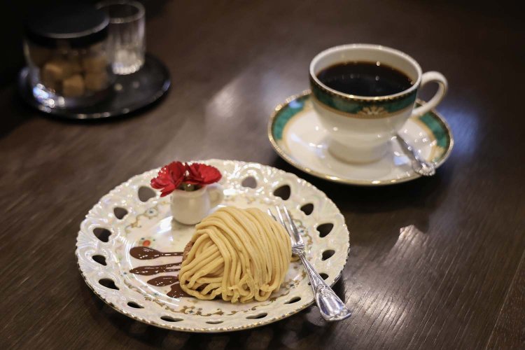 和栗のモンブランとドリンクのセットも1500円。