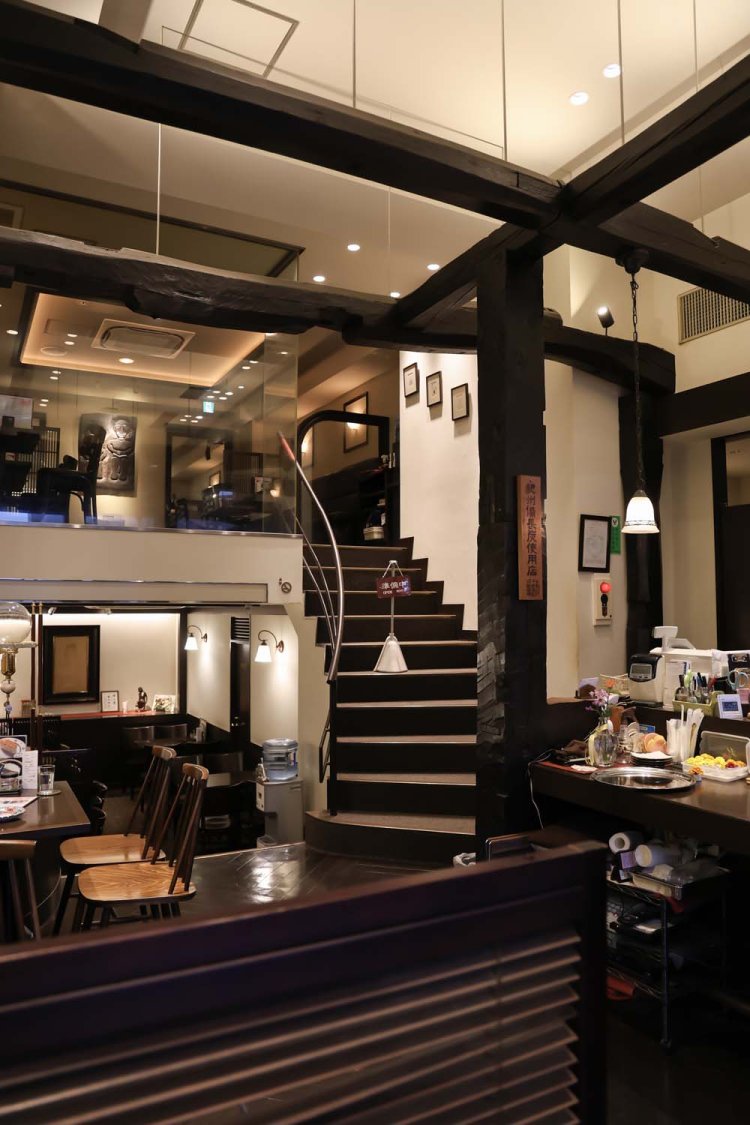 1階と2階のほか、一段奥にも客席がある、三層構造になっている。