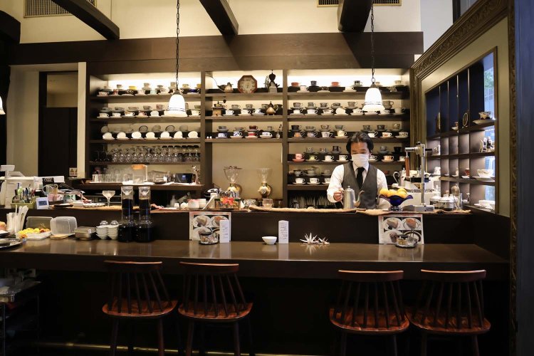 カウンター席に座ると、ハンドドリップの様子を見ることができる。