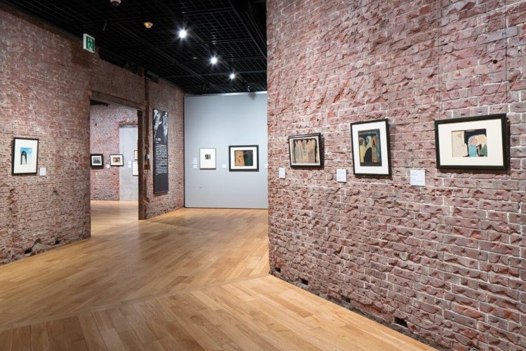 作品を展示しているギャラリーの壁は、構造レンガだ。