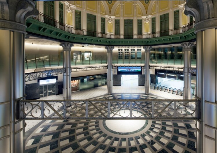 2階の回廊では、東京駅丸の内駅舎の歴史を紹介する模型や写真資料を常時展示している。