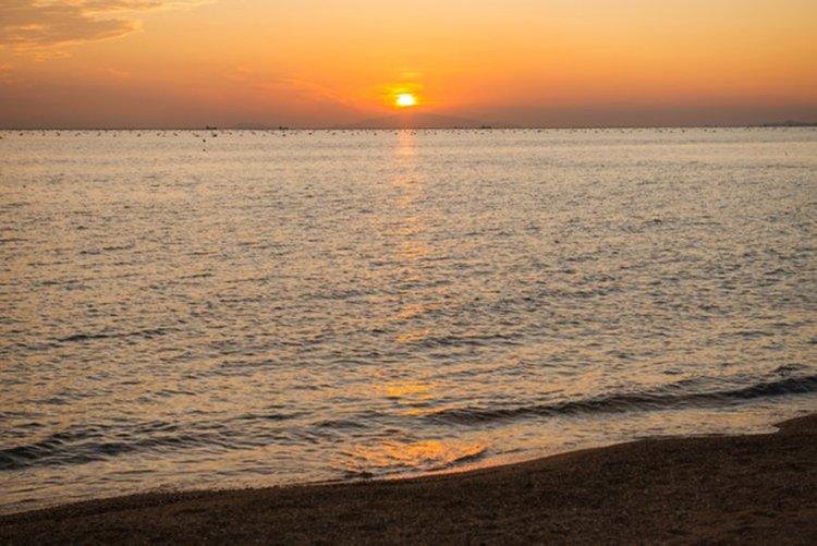 光源氏は明石の地で明石の君と出会い、やがてふたりの間には子（明石の姫君）ができる。