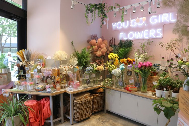 おしゃれなフラワーコーナーには、季節の花々や観葉植物などがセンスよく並ぶ。