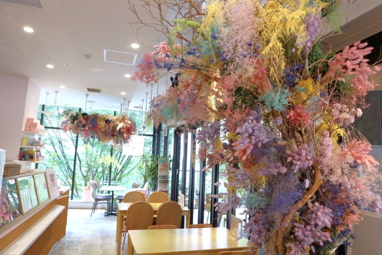 カラフルで可憐なドライフラワーに彩られた店内は撮影も楽しめる。