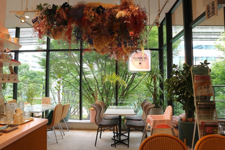 外の景色が見える人気の窓際席。