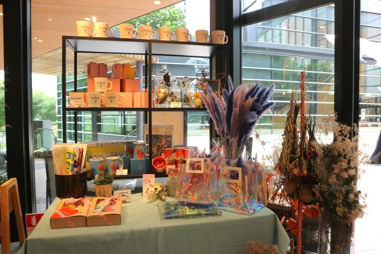 オリジナルのマグカップやハンカチとブーケのギフトセット、バッグなどを販売するグッズコーナーを見るのも楽しい。