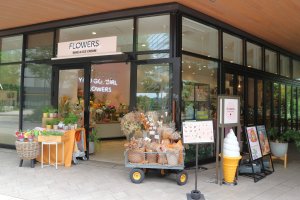 FLOWERS BAKE & ICE CREAM