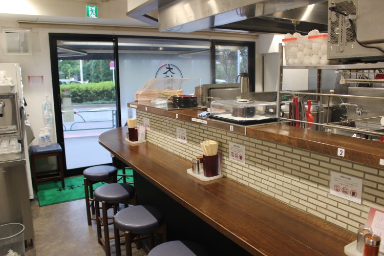 以前はコの字型のカウンターだったが、現在はL字型。