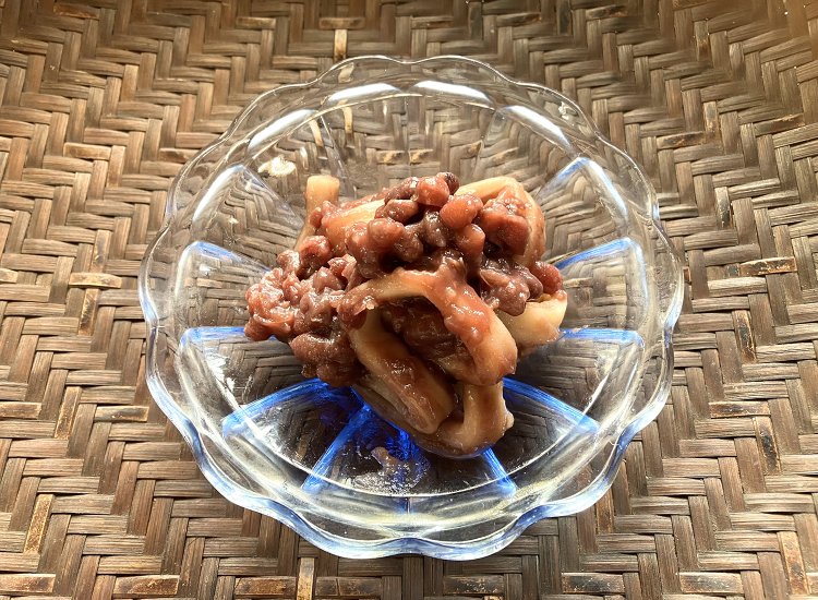 こちらは購入した缶詰の小豆ばっとうで、汁がほとんどない形。作り手によって、汁が多めの場合と汁がほとんどない場合がある。