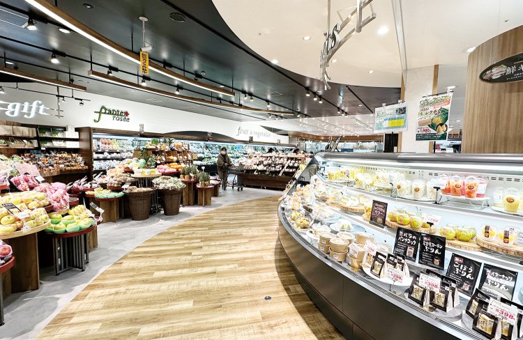 曲線の通路に誘われてごちそうの迷宮に。入り口右は上質な地元ギフトがそろうカウンター。