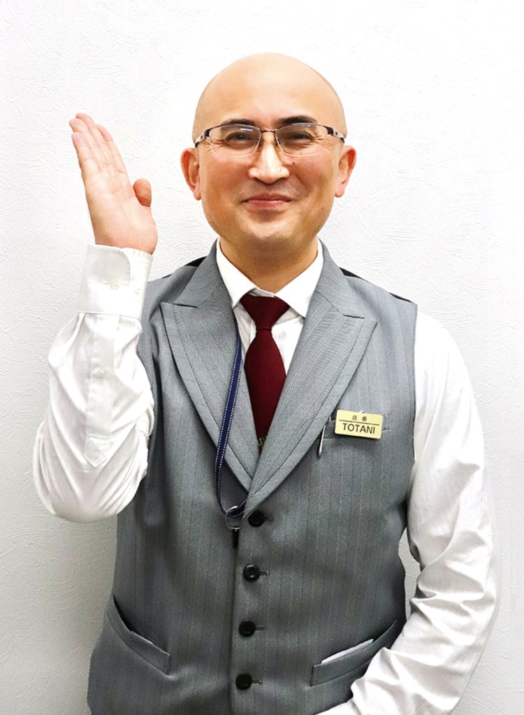 「覚王山で愛され20年、より上質を追求し生まれ変わりました」。歴史ある閑静な街にマッチする、まるでホテルマンのような戸谷店長のスタイル。