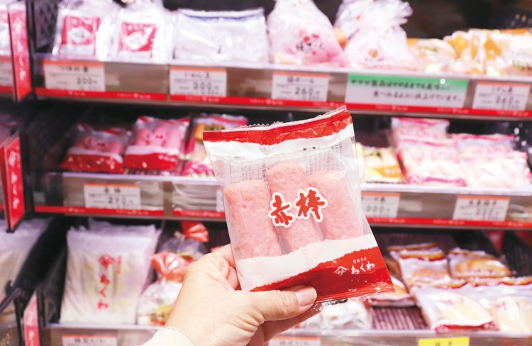 味噌おでんの具で唯一の彩り「赤棒」（冬期限定販売）。ちくわで有名な「ヤマサ」でも定番のご当地練り物だ。