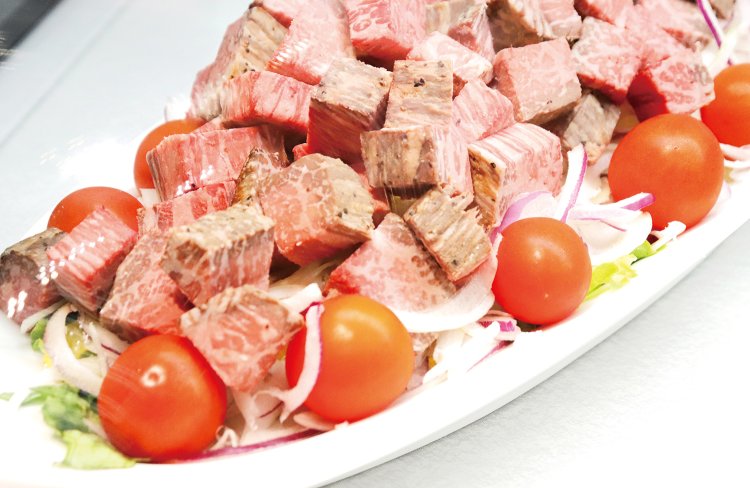 切りたてを提供する「たぐい稀（まれ）なるローストビーフ」は、アルペンザルツ岩塩でシンプルに味つけした「みかわ牛」を部位別に用意。