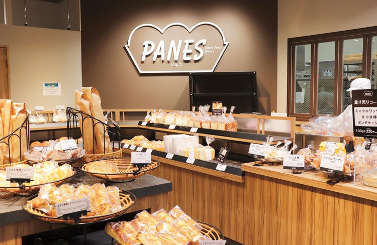 地元・敷島製パン発のベーカリー『パネス』があるほか、地域の有名店のパンも日替わり入荷。毎日がパンフェス！