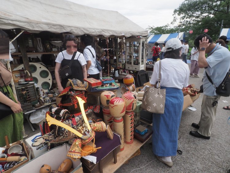 7月20日（土）～8月4日（日）の骨董市ではレアものが見つかることも。