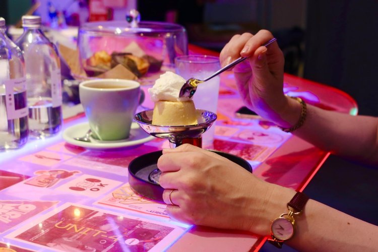 「プリンのキャラメルの香ばしさがジンの苦みに合いますね」とユキさん。まさにその通りで、計算されたような相性のよさ。