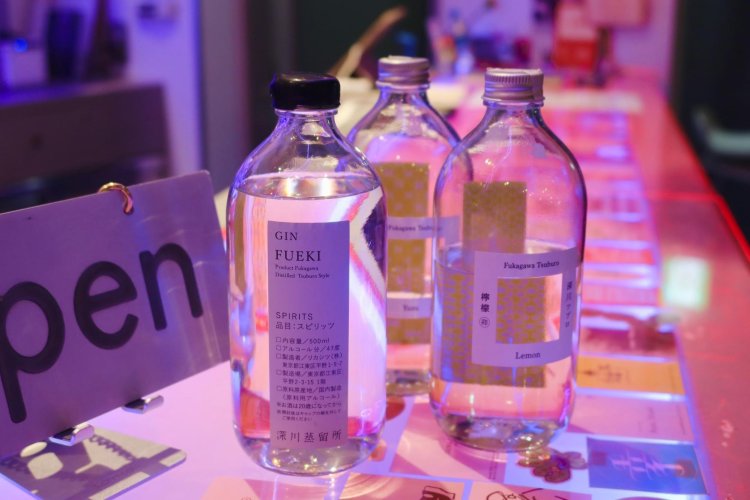 ボトルも美しい『深川蒸留所』のクラフトジンたち。カウンターの雰囲気に合いすぎてる！
