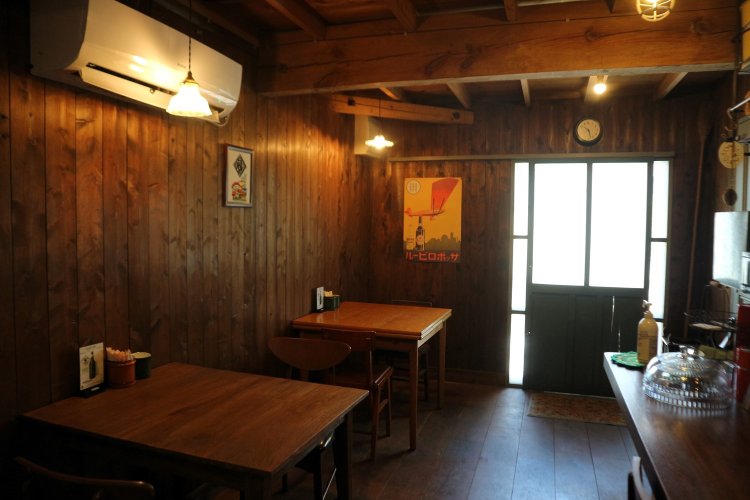 レトロなビールのポスターは酒屋さんからもらったもの。