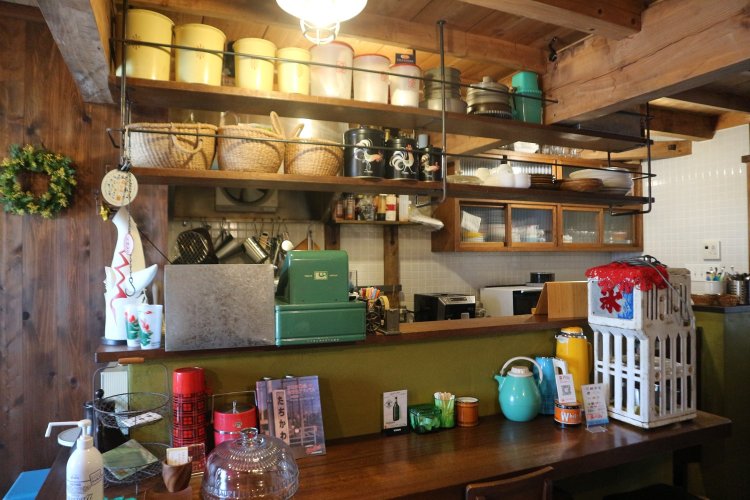 カウンター席の目の前にはかわいらしいキッチン。