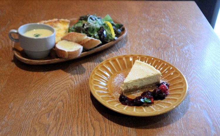 自家製のチーズケーキ450円（写真手前）とランチのキッシュプレート（写真奥）1200円。