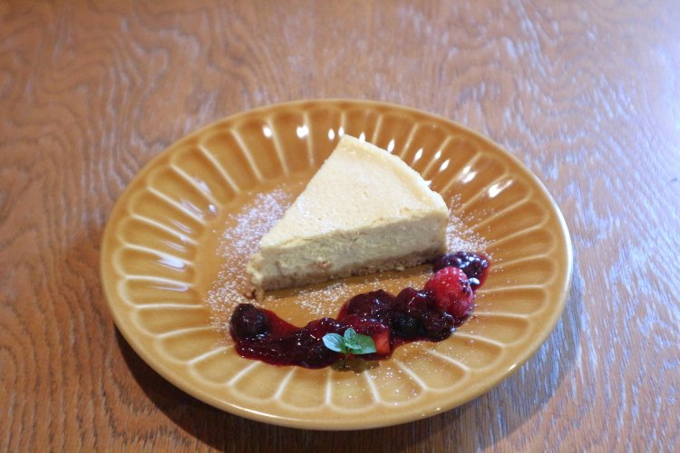 デザートのケーキは常時2、3種類。自家製のチーズケーキ450円は酸味が抑えられていて食べやすい。