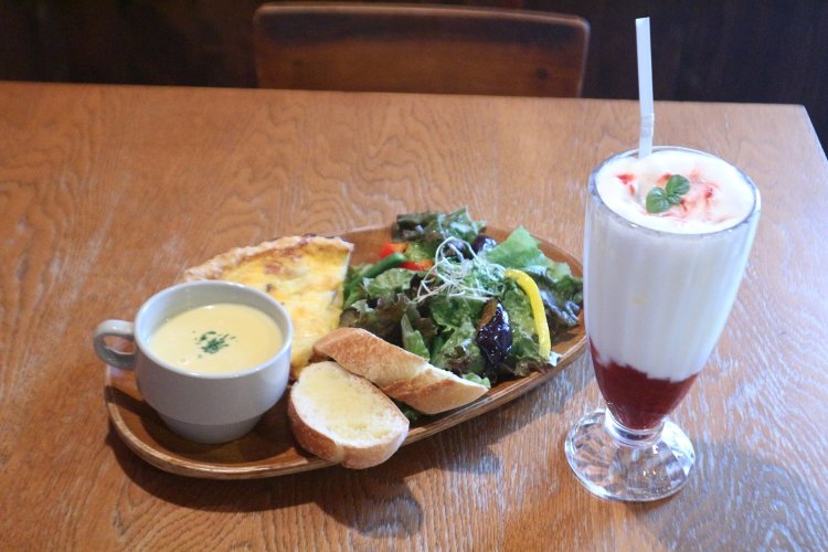 パン、コーンスープ、サラダが付いたキッシュプレート1200円と、いちごみるく単品650円（料理とセットで100円引き）。