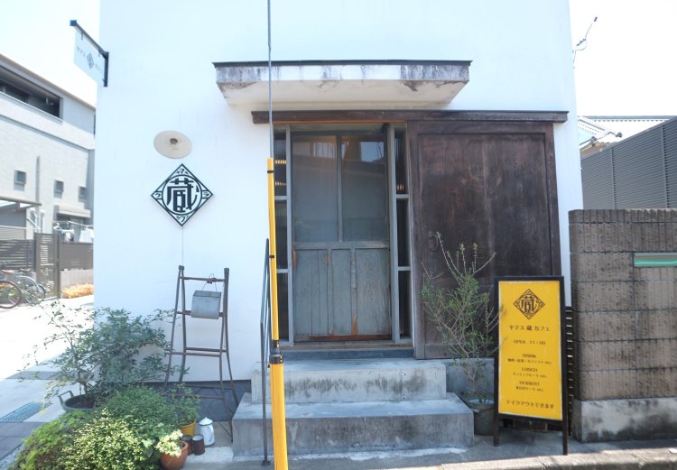 店の外から店内の様子は見えないが、中に入れば温かい空間が待っている。