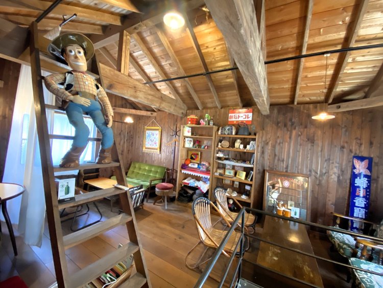 好奇心をくすぐられる屋根裏部屋のような空間には、アメリカンヴィンテージや昭和レトロなアイテムが所狭しと並んでいる。