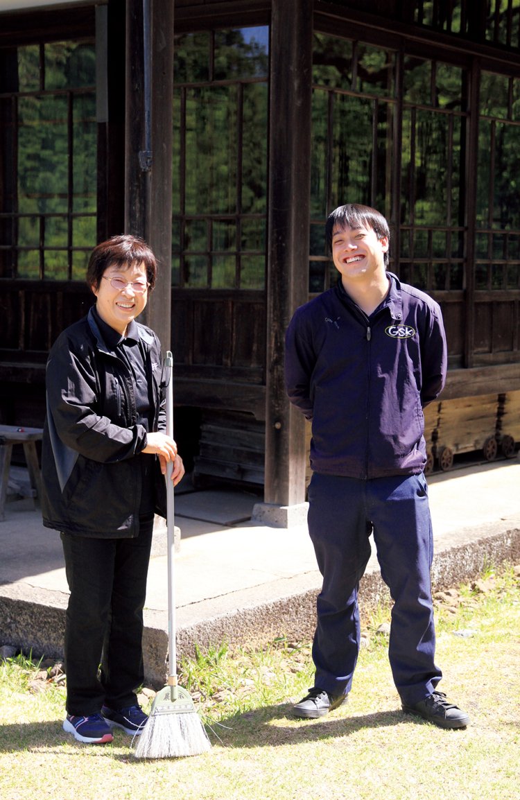 「背後の母屋は享保8年（1723）の建物を移築したものです」とスタッフの中野陽司さん、山崎由紀子さん。「園内で採れた野菜を味わえる休憩所もありますよ」。　