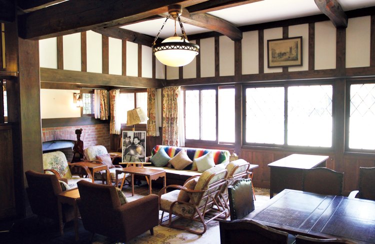 母屋のリビングには両殿下の愛した洋家具が並ぶ。