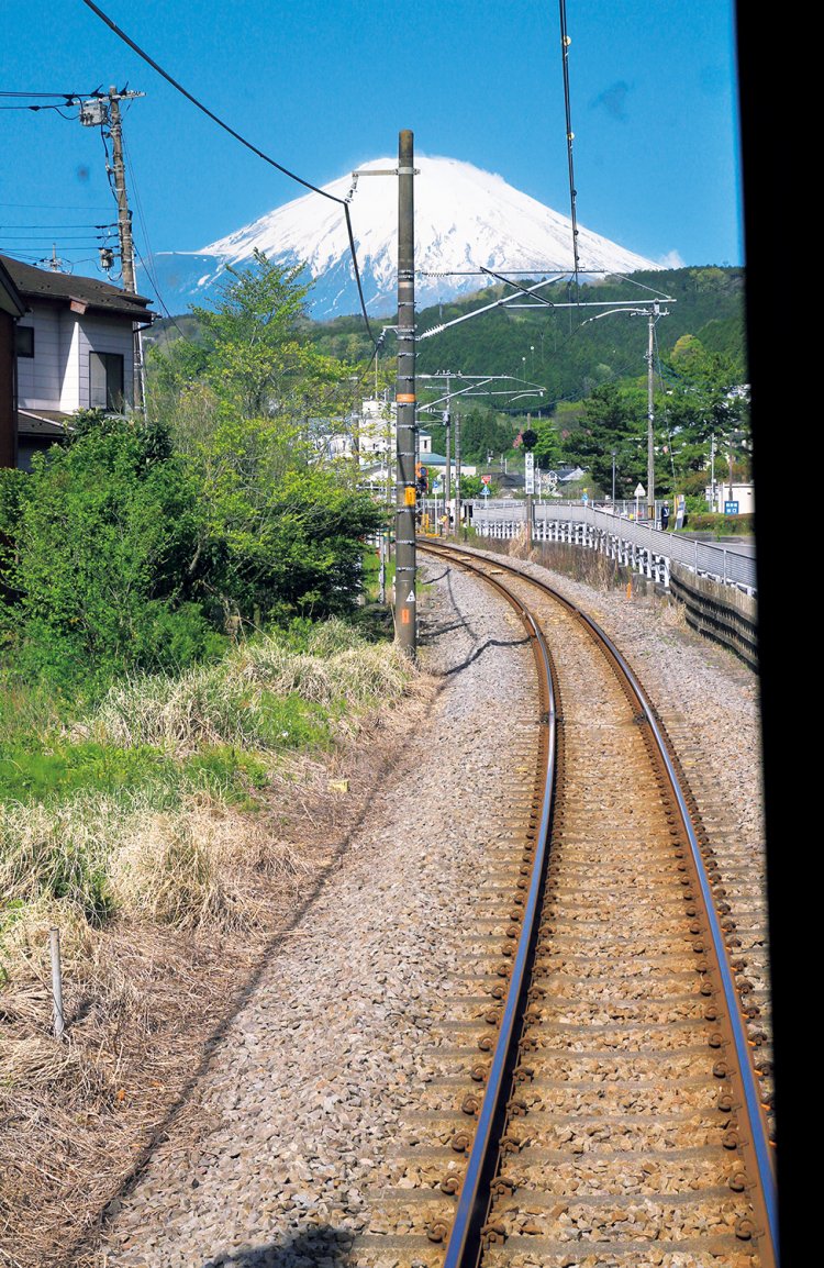 御殿場線の駿河小山（するがおやま）駅を過ぎると、運転席の窓正面に富士山が現れた。