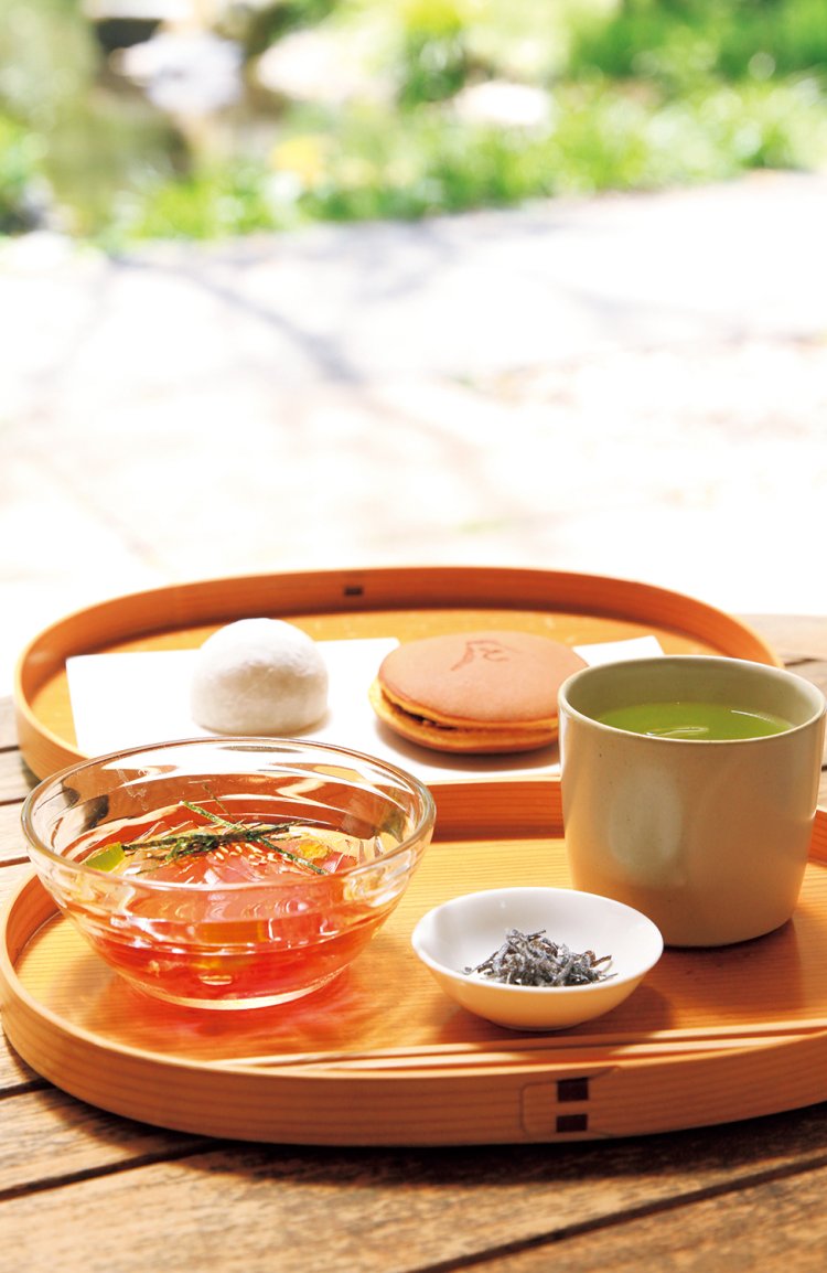 ところてん900円、どら焼きと平日限定の大福は各630円（すべておかわり自由の煎茶セットのイートイン料金）。