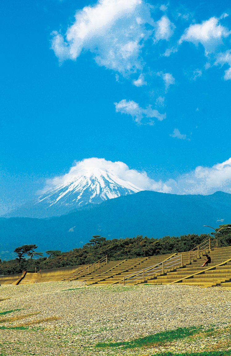 御殿場線の沿線は随所に富士山の絶景が。秩父宮記念公園では秩父宮殿下の銅像越し（上）、御殿場市営駅南駐車場屋上の展望スペースからは街並み越し（中）、千本浜では海や松林とともに霊峰を楽しめる。