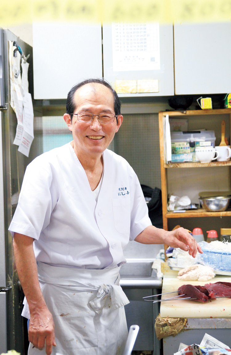 最初はとんかつ専門店として42年前に創業した西原富治さん。「沼津魚市場から 仕入れています」。