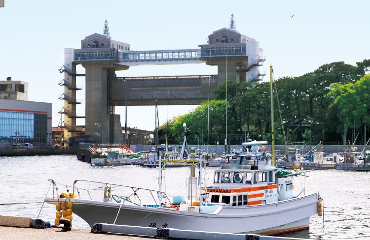 千本松原の前に広がる千本浜（上）。夏期は海水浴場としてにぎわいをみせる。高さ30ｍのところに展望施設がある大型展望水門「びゅうお」。