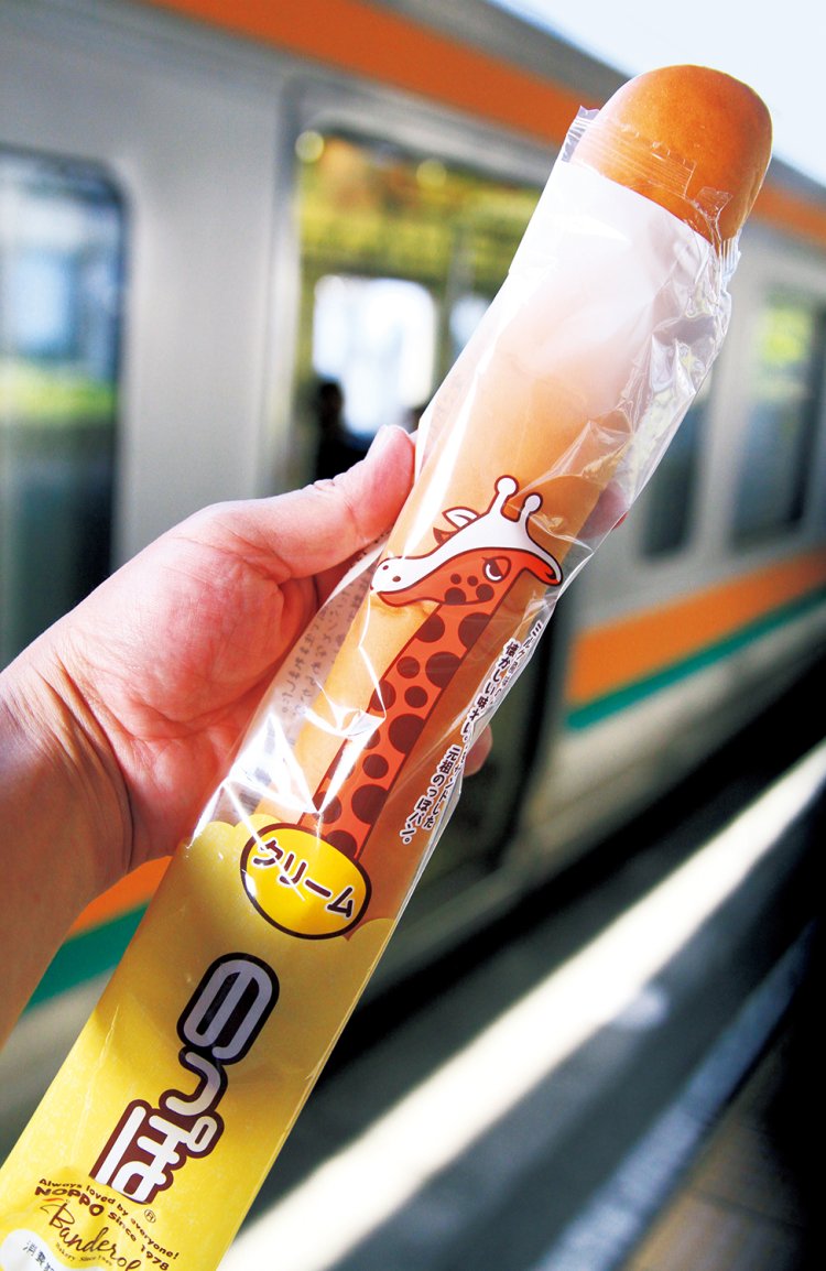 沼津駅南口改札前で、46年前に沼津で生まれたのっぽパン178円をゲット。