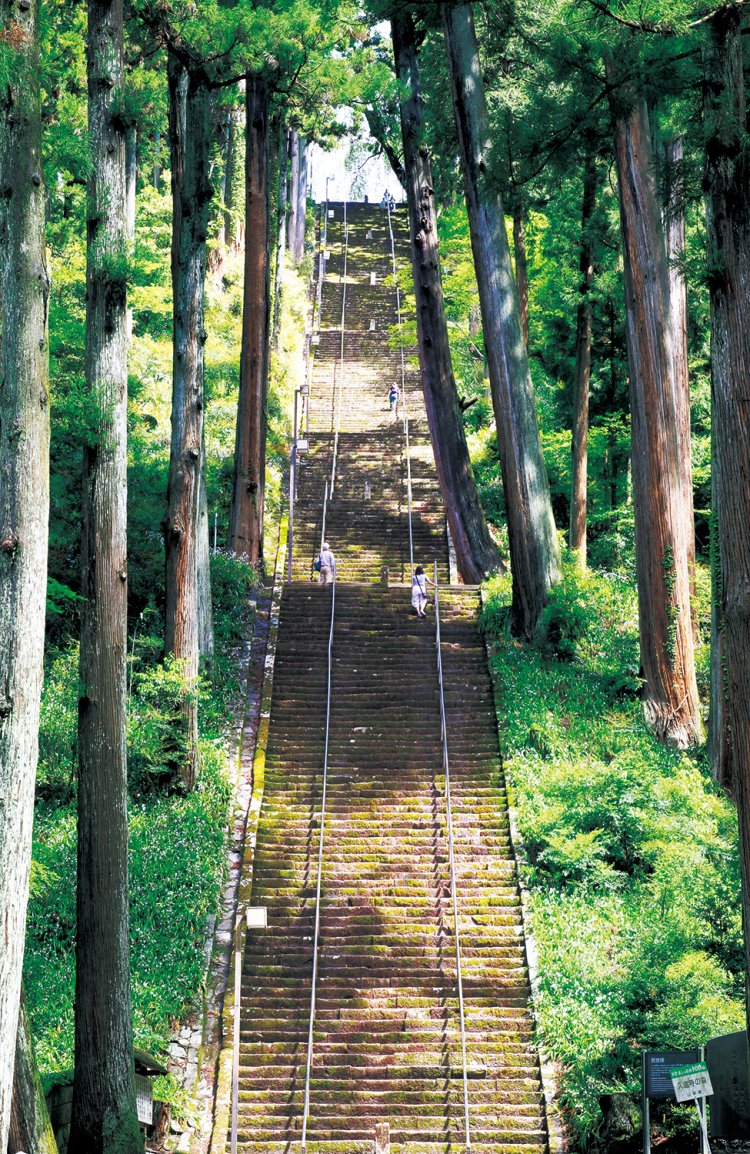 三解脱（さんげだつ）を表す三門と涅槃（ねはん）に見立てた本堂を結ぶ菩提梯。建造は江戸時代。