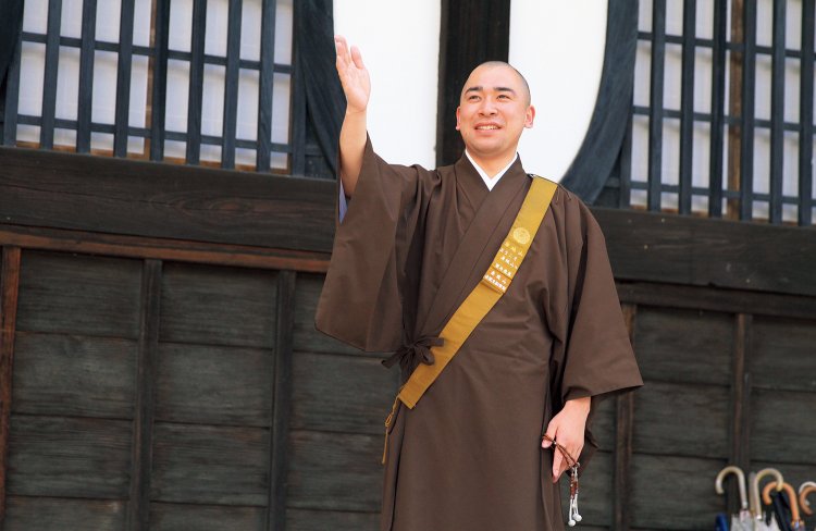 「回廊でつながる堂内も拝観できます。本堂の天井画『墨龍（ぼくりゅう）』も見学を！」と、庶務部の望月堯真（ぎょうしん）さん。