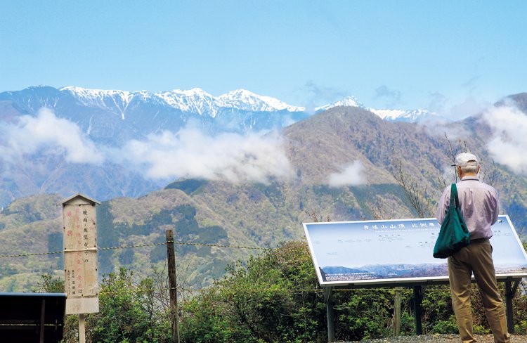 身延山ロープウェイ（9:00～上り最終16:00、臨時休あり。往復1600円）で上った先に奥之院思親閣がある。北側展望台からは、南アルプスから甲府盆地までを一望。