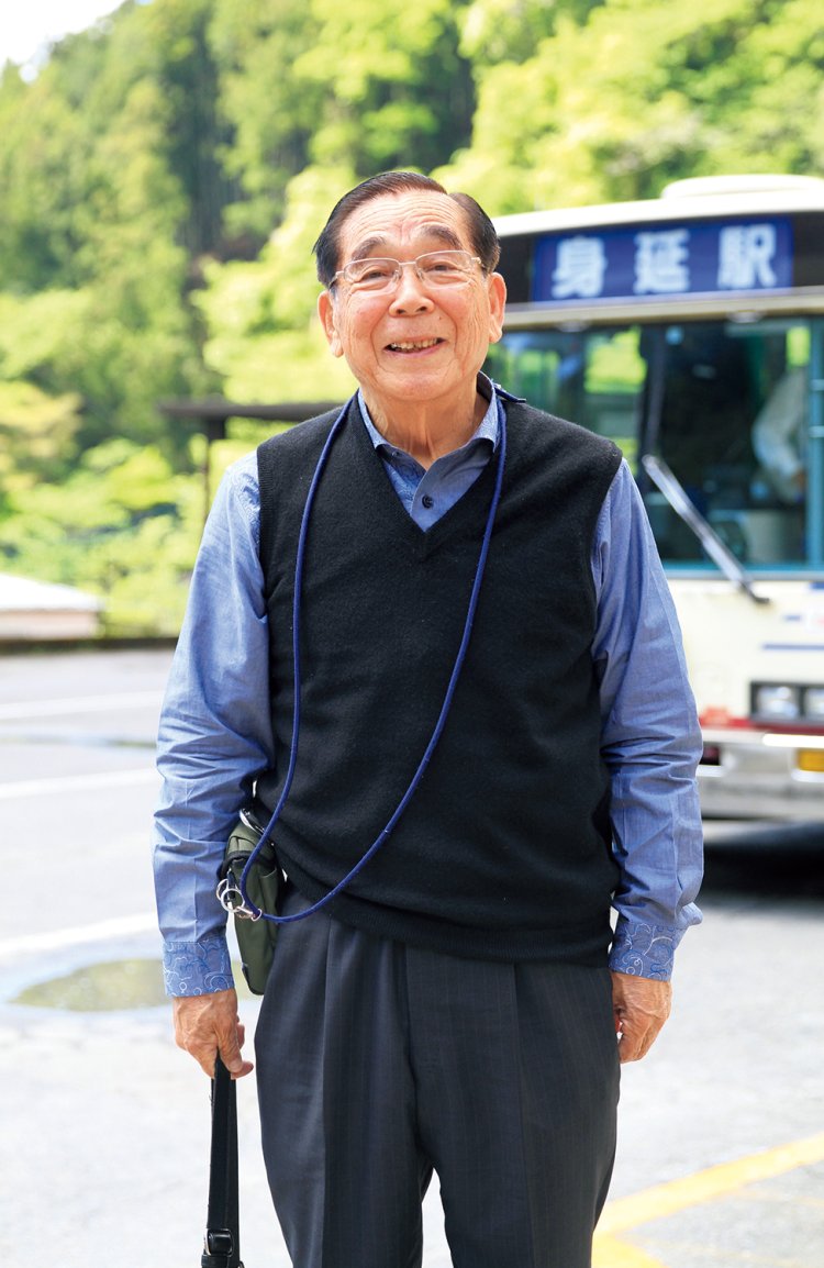 倉敷へ帰省する途中、久遠寺へ参拝に訪れた男性。「ロープウェイに乗って山頂の絶景を見に行きます」。