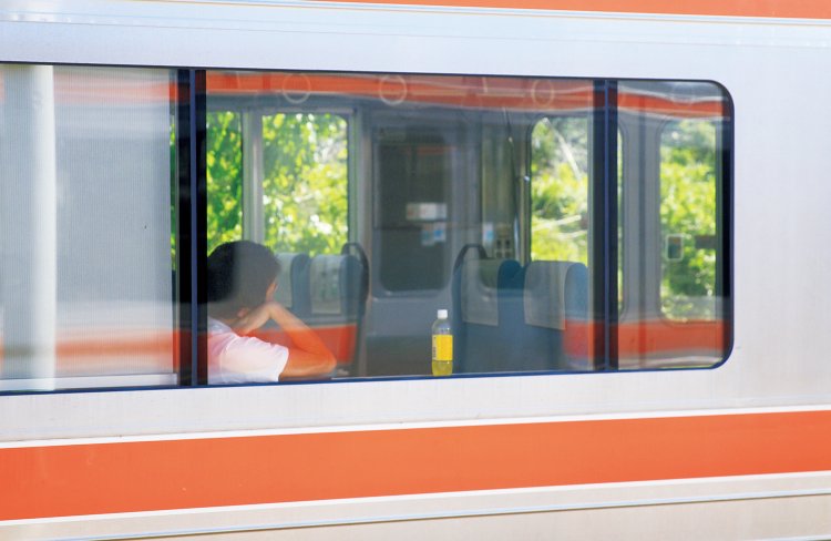 身延線の甲斐上野駅で上り列車と行き違い。