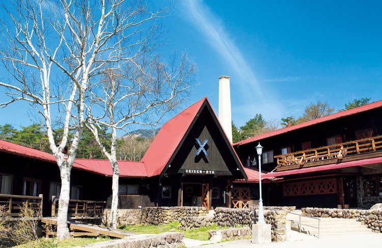 木々の緑や満天の星を望む「清泉の湯」の露天風呂（上）や、バルコニーを備えた新館客室（中）で高原滞在を満喫。夕食は高原野菜や自家牧場の有機ジャージー牛乳を使った料理などを味わえる。