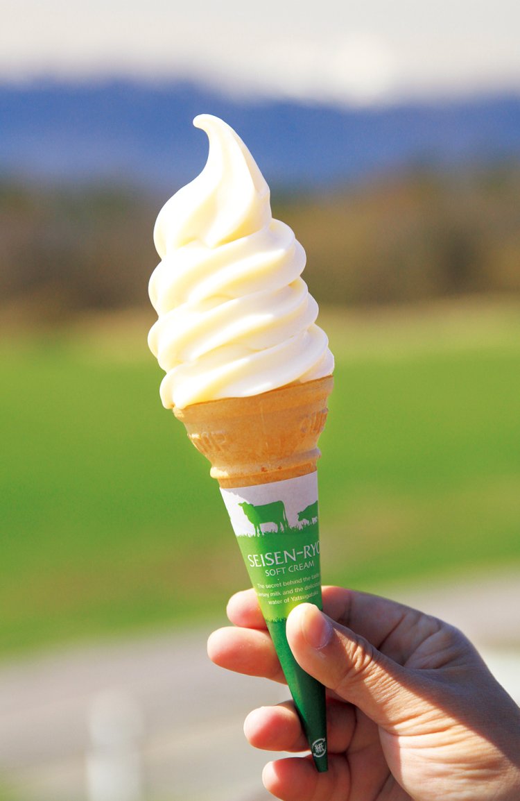 散策後はコクのある有機ジャージー牛乳で作る、清泉寮ソフトクリーム450円を。