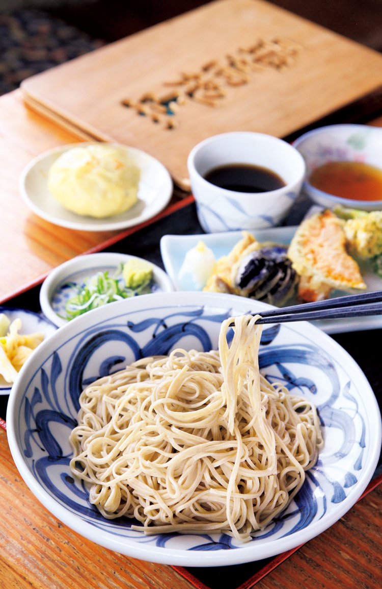 7種ほど盛られる野菜天もりそば1300円、おやきは野沢菜など5種で各240円。